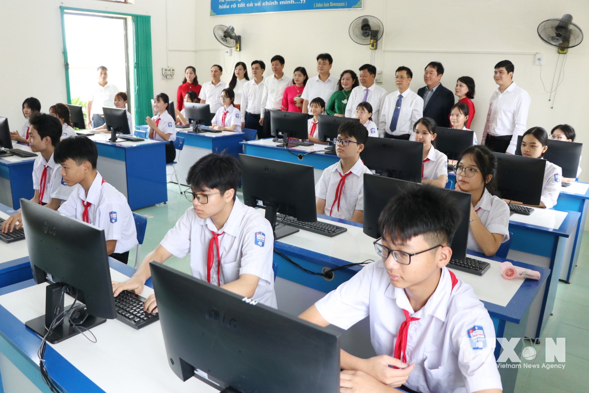 Phó Chủ tịch UBND thành phố Hải Phòng Lê Trung Kiên và các đại biểu tham quan Thư viện điện tử Trường THCS An Thành. (Ảnh: Mạnh Tú/TTXVN)